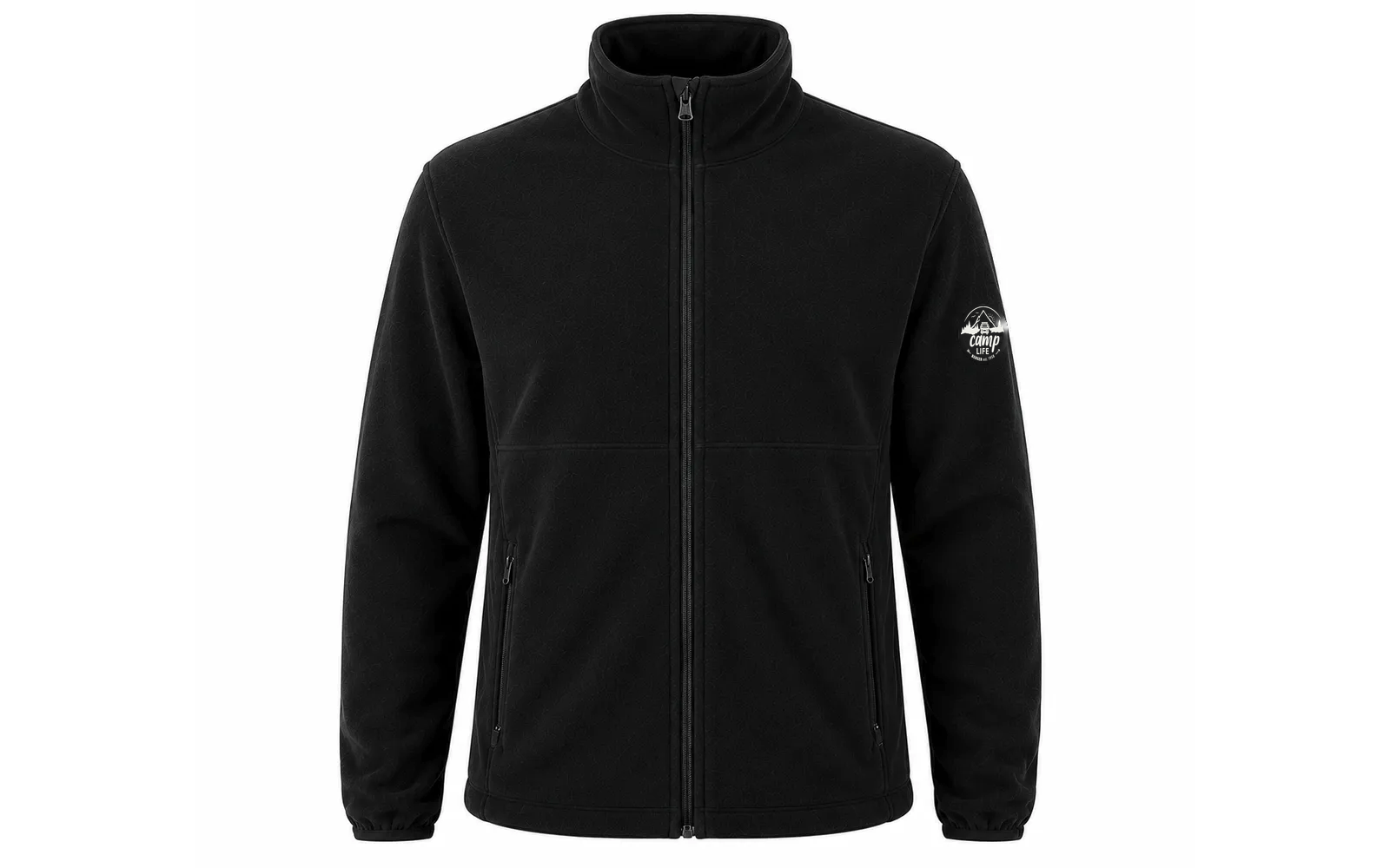 Zwarte fleecejas, voorkant, doorlopende ritssluiting, opstaande kraag, twee ritssluitingen in de zijzakken, elastische mouwboorden, klein wit rond logo op de rechtermouw (kijkersperspectief), witte achtergrond