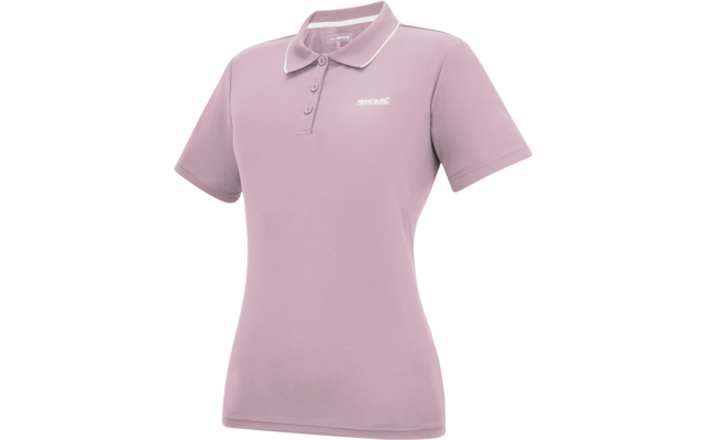 tailliertes, kurzärmeliges Poloshirt in hellem Rosa mit Kragen und drei Knöpfen, weiße Paspel am Kragen, kleines weißes Logo auf der linken Brust