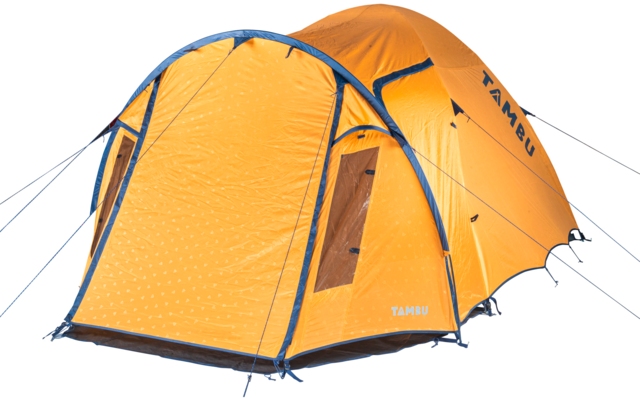 Orangenfarbenes Campingzelt mit Vorzelt, geöffnetem vorderen Eingang, seitlichem Fenster und sichtbaren Abspannleinen