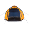 Orange-blaues Zelt mit offenem Eingang, sichtbarem Innenboden, zwei seitlichen Fenstern und Abspannleinen