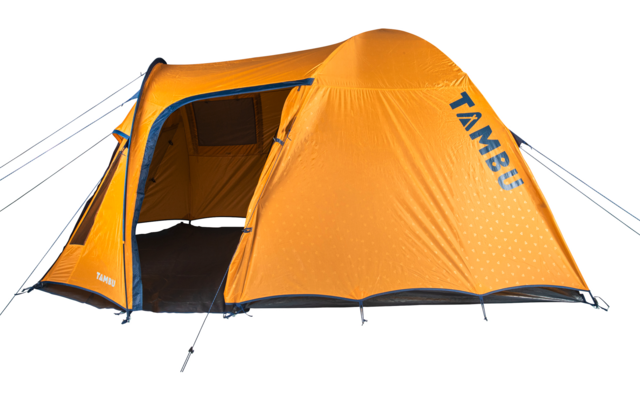 Orangefarbenes Zelt mit geöffnetem Eingang und dem Schriftzug 'TAMBU' an der Seitenwand, freigestellt auf weißem Hintergrund