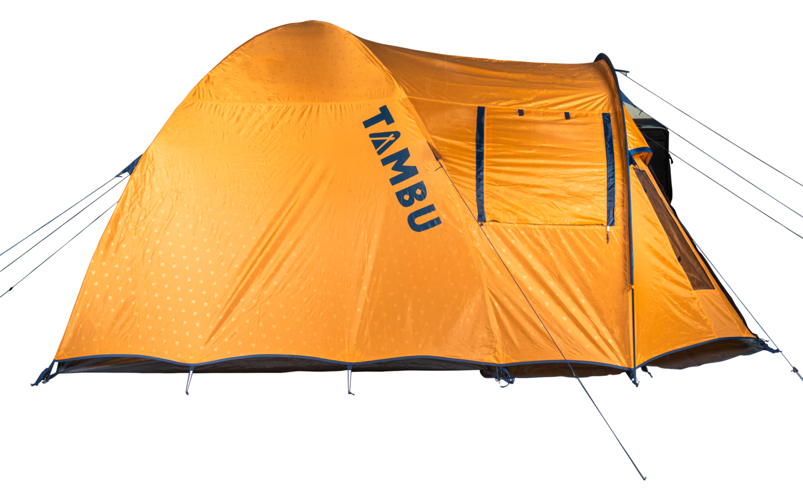 Oranges Zelt mit aufgedrucktem Schriftzug 'TAMBU', sichtbare Abspannleinen und Reißverschluss