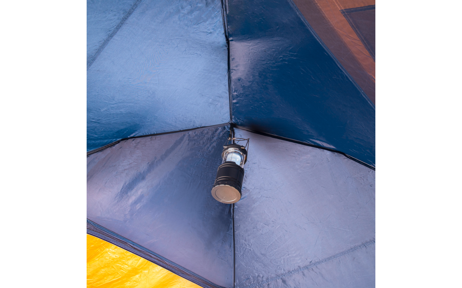Innenseite eines blau-gelben Schirms, in der Mitte hängt eine schwarze Laterne