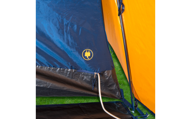 Blaues und orangefarbenes Zelt auf Gras, weißes Kabel führt aus dem Zelt, gelbes Steckersymbol auf dem Zeltstoff