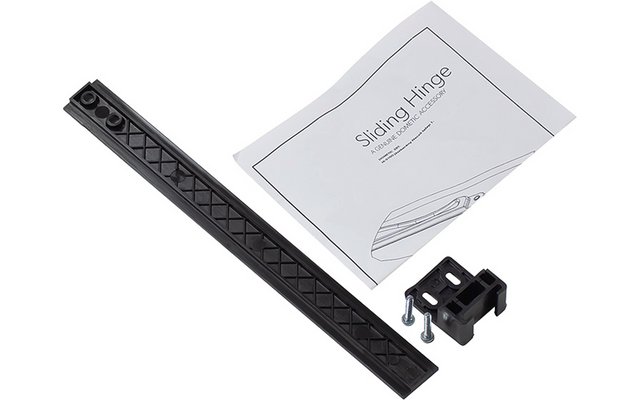 Long rail en plastique noir avec motif losange, une feuille de papier courbée portant la mention "Sliding Hinge", un petit support en plastique noir et deux vis métalliques