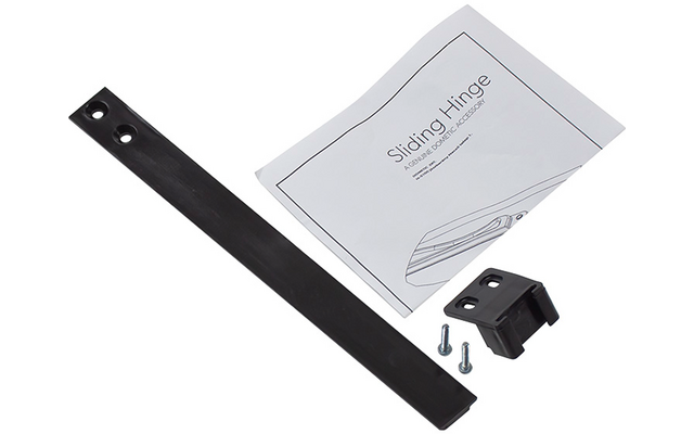 Longue bande en plastique noir avec deux trous ronds, petit élément de fixation en plastique noir, deux vis métalliques et une notice pliée portant l'inscription 'Sliding Hinge'