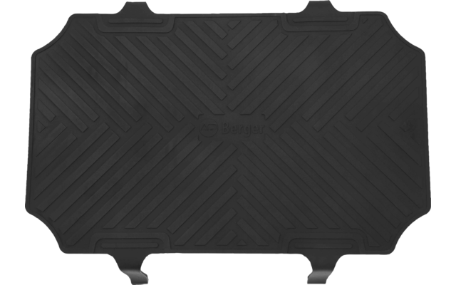 Schwarze rechteckige Gummimatte mit diagonalen Rillen in Chevron-Muster, abgerundeten Ecken, zwei unteren Laschen und mittig eingeprägtem Schriftzug "Beger"