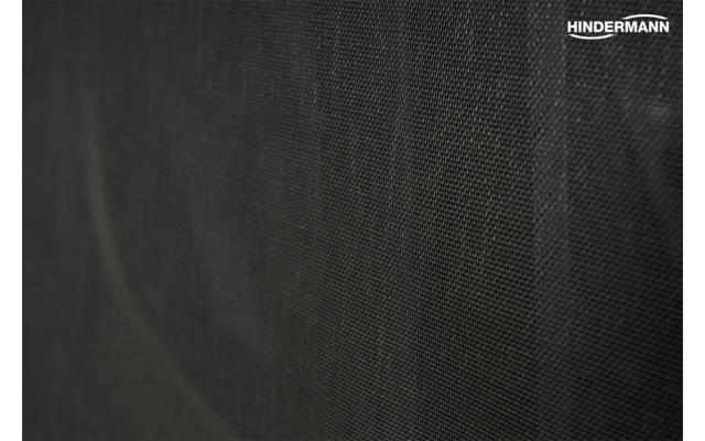 Materiale scuro a trama grossa con motivo a reticolo sottile; scritta bianca 'HINDERMANN' in alto a destra