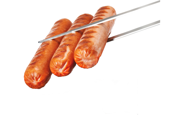 Drie bruine worstjes met grillstrepen, vastgehouden door een metalen tang op een witte achtergrond