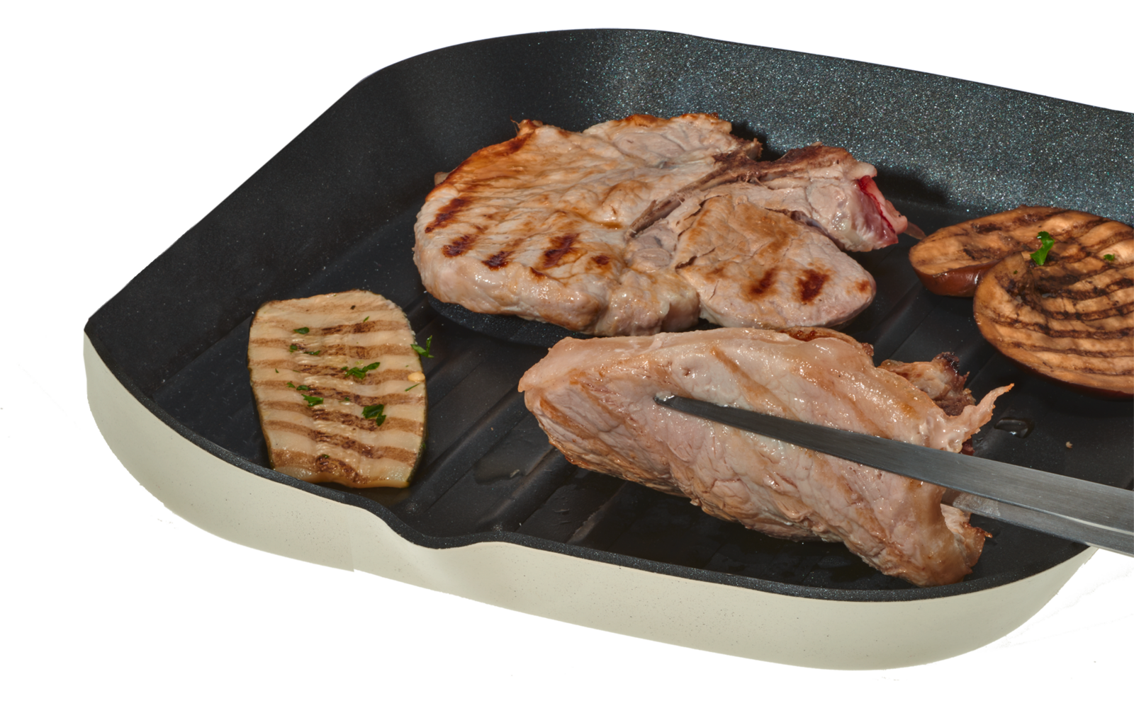 Grillpan met meerdere gegrilde vleesplakken en gegrilde aubergijnplakken; tang houdt een stuk vast