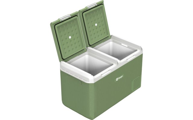 Grüne Kühlbox mit zwei geöffneten Deckeln, zwei weißen Innenfächern, weißen Griffen und Lüftungsgitter auf weißem Hintergrund