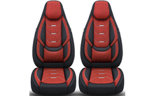 Deux sièges de voiture côte à côte, centre en tissu rouge, côtés noirs, appuie-têtes intégrés et trois accents horizontaux argentés sur dossier et assise