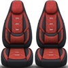 Zwei nebeneinanderstehende Autositze mit rotem Stoffmittelteil, schwarzen Seiten, integrierten Kopfstützen und drei silbernen horizontalen Akzenten auf Rückenlehne und Sitzfläche