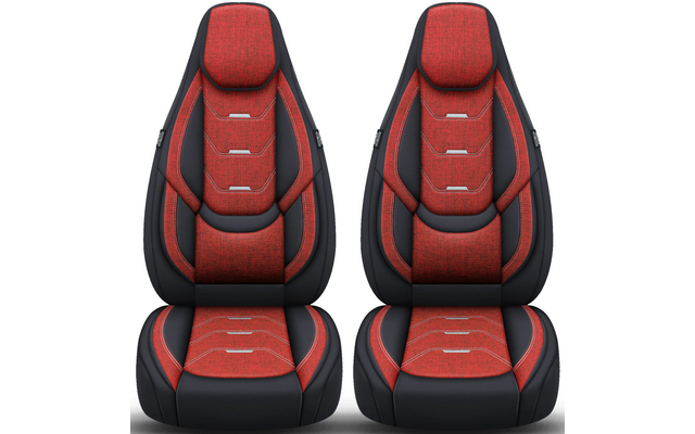 Zwei nebeneinanderstehende Autositze mit rotem Stoffmittelteil, schwarzen Seiten, integrierten Kopfstützen und drei silbernen horizontalen Akzenten auf Rückenlehne und Sitzfläche