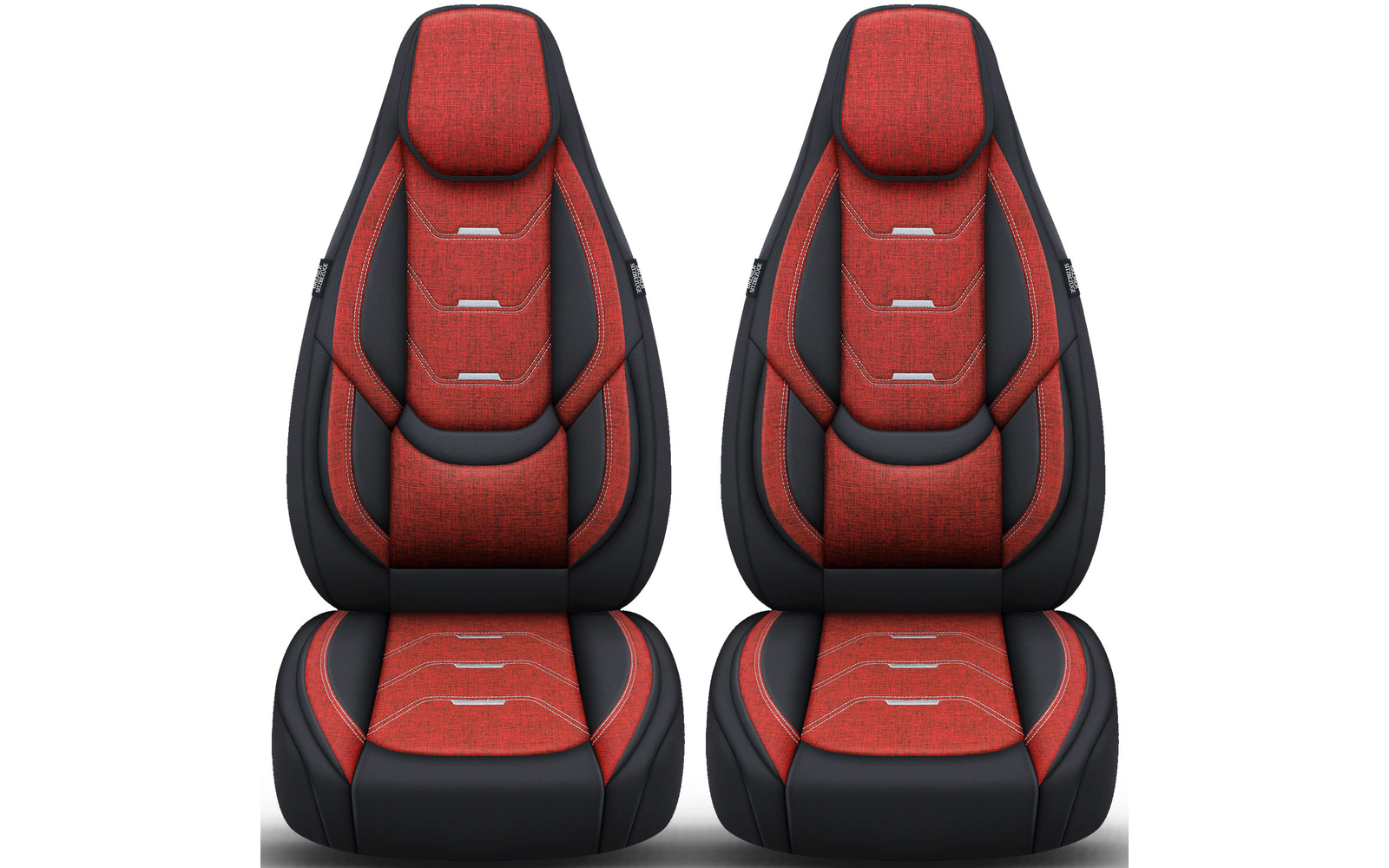 Zwei nebeneinanderstehende Autositze mit rotem Stoffmittelteil, schwarzen Seiten, integrierten Kopfstützen und drei silbernen horizontalen Akzenten auf Rückenlehne und Sitzfläche