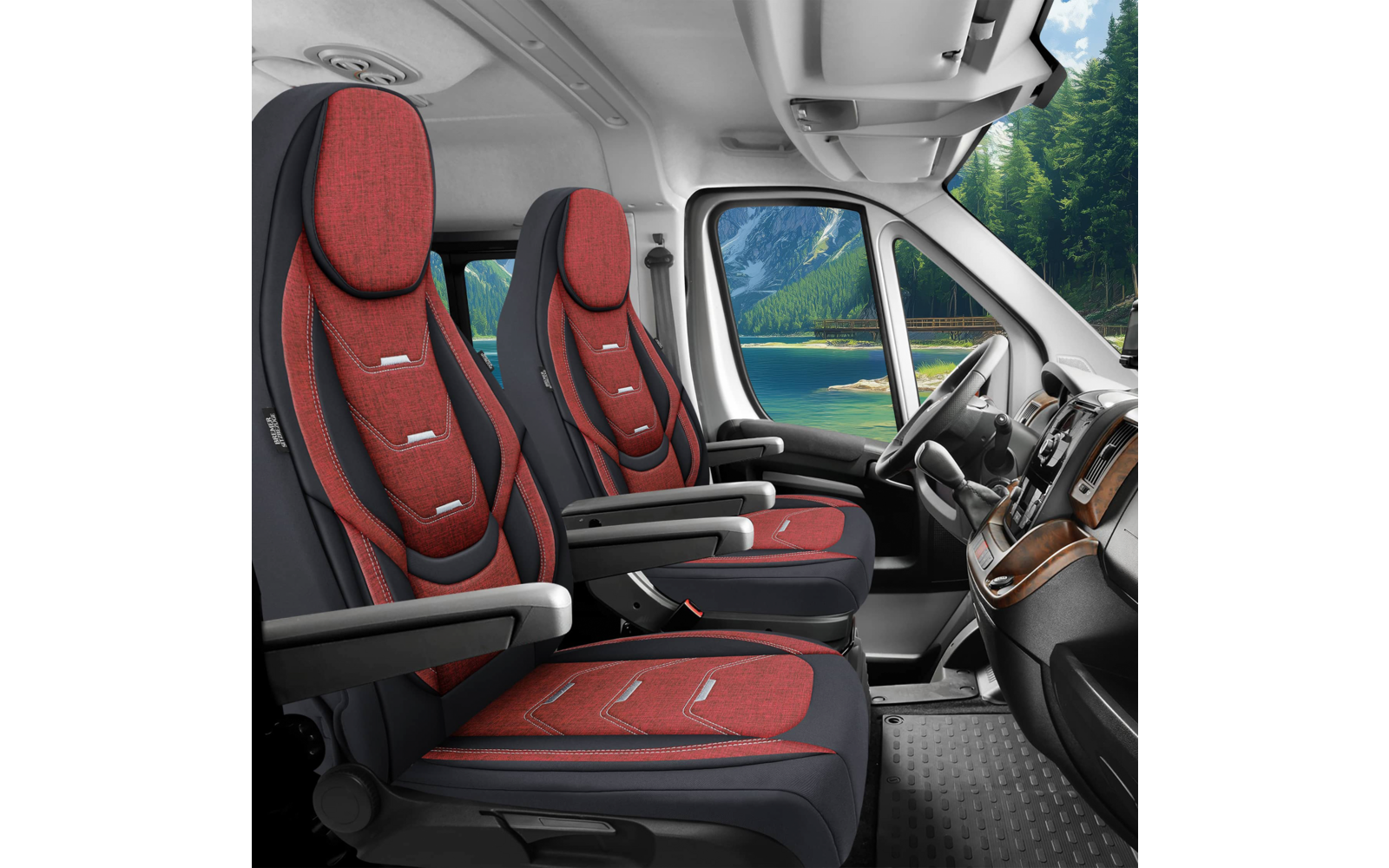 Innenraum eines Fahrzeugs mit zwei roten Vordersitzen mit Armlehnen, Lenkrad, Armaturenbrett und durch die Fenster sichtbarem See, Bergen und Wald