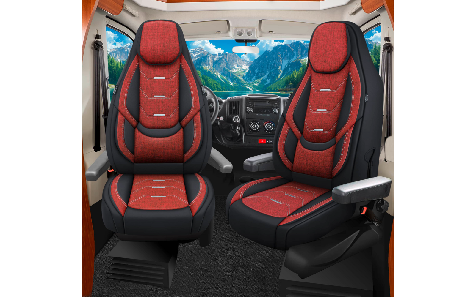 Zwei rot-schwarze Sitze mit Armlehnen vor Armaturenbrett und Lenkrad, durch die Frontscheibe Berge und blauer Himmel