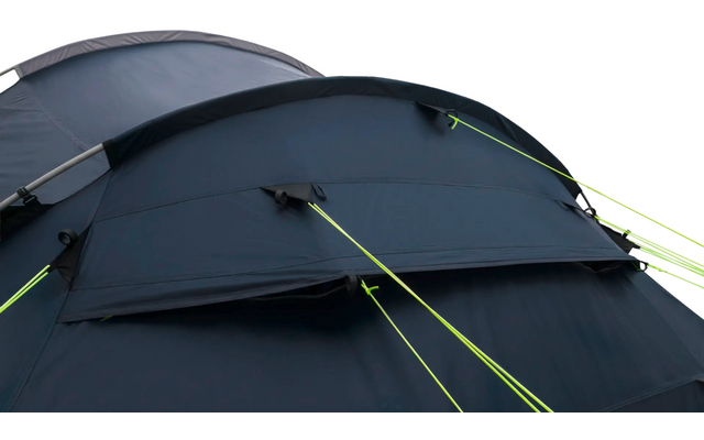 Close-up van een donker tentdak met een ventilatieklep, neon‑geelgroene scheerlijnen en gebogen tentstangen