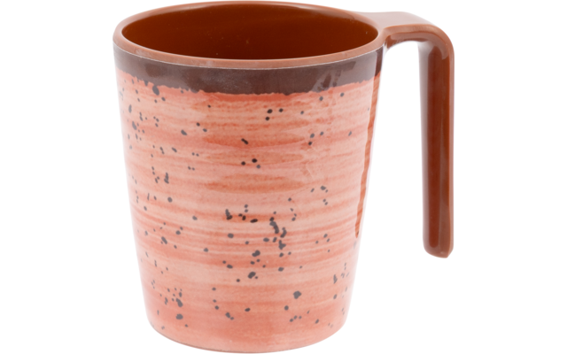 Keramikbecher in Terrakottafarbe mit dunklem Rand und Griff, außen helle horizontale Streifen und schwarze Sprenkel