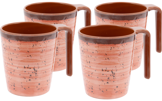 Vier rosa-hellbraune Becher mit dunklen Sprenkeln, jeweils mit dunkelbraunem Innenraum und Griff, auf weißem Hintergrund