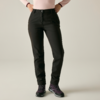 Onderlichaam en heupen van een persoon met zwarte broek en roze longsleeve, handen in de heupen, paarse wandelschoenen, lichte achtergrond