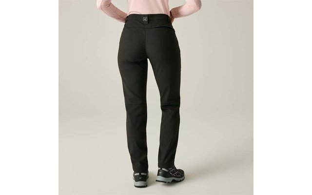 Achteraanzicht van een persoon met een zwarte broek, roze bovenstuk en zwarte sportschoenen