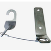 Twee metalen onderdelen verbonden door een stalen kabel op witte achtergrond, links een haak met platte basis, rechts een lang plaatje met twee gaten