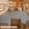 Interieur met drie grijze matrassen naast elkaar, twee ramen met gordijnen en bergzicht, houten afwerking, drie kussens, pijlaanduidingen 'Single Bed', 'Center Piece', 'Single Bed' en tekstlabels 'FLEXIBEL KOMBINIERBAR' en 'IDEAL FÜR 3-TEILIGE BETTEN IM WOHNMOBIL'