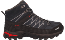 Ein einzelner knöchelhoher dunkelgrau-schwarzer Schuh mit roten Akzenten, Schnürsenkeln mit Metallösen, profilierter schwarzer Gummisohle und seitlichem "CMP"-Logo