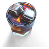 Kurzes facettiertes Glas mit dunkelbraunem Getränk und zwei metallischen Eiswürfeln auf weißem Hintergrund