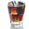 Kurzes durchsichtiges Glas mit dunkelbraunem Getränk und Eiswürfeln auf hellem Hintergrund