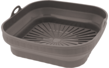 Vierkante, grijze inklapbare kom van flexibel materiaal met een geribbelde radiale bodem en twee zijgrepen op witte achtergrond