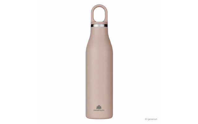 Beige, schlanke Trinkflasche stehend auf weißem Hintergrund, Deckel mit Trageschlaufe und silbernem Ring; Berglogo und Schriftzug GRONENBERG unten; Schriftzug KI-generiert unten rechts