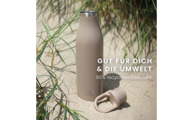 Beige Edelstahl-Trinkflasche steht im Sand zwischen Dünengras, Schraubverschluss liegt daneben; weißer Text: 'GUT FÜR DICH & DIE UMWELT' und '90% recycelter Edelstahl'