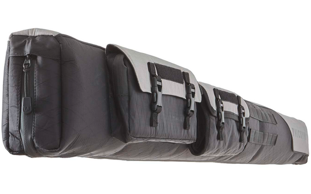 Lange gepolsterte graue Tasche mit drei außen angebrachten Taschen, Schnallen, Reißverschlüssen und Stofflaschen