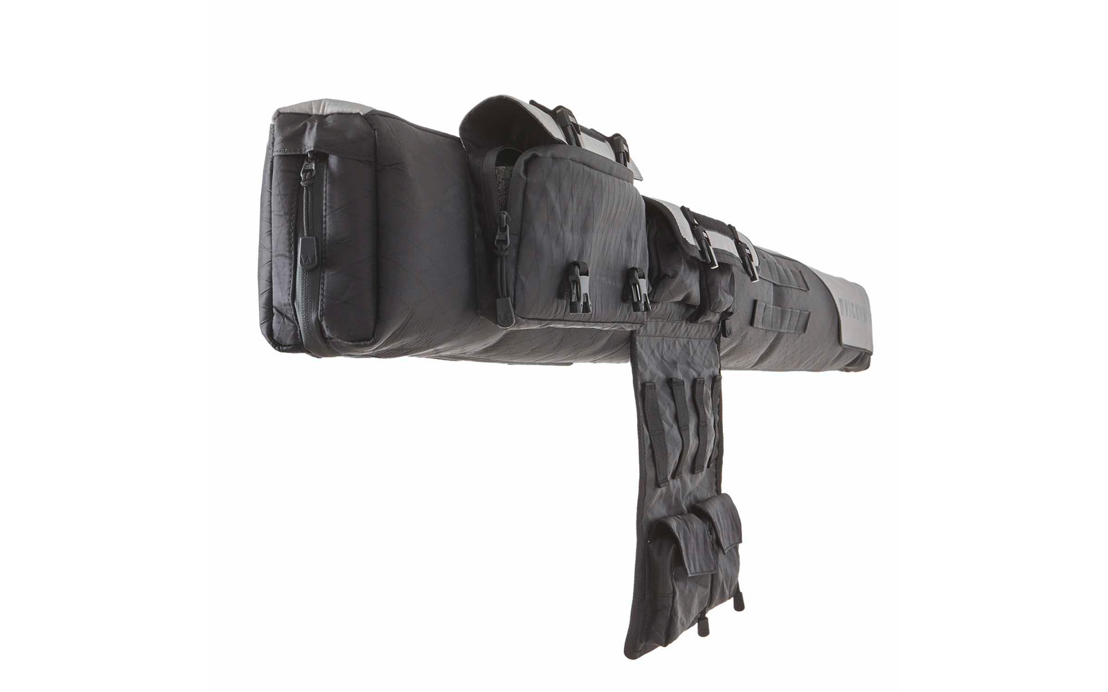 Lange gepolsterte schwarze Tragetasche mit mehreren Außentaschen, Riemen und Schnallen vor weißem Hintergrund