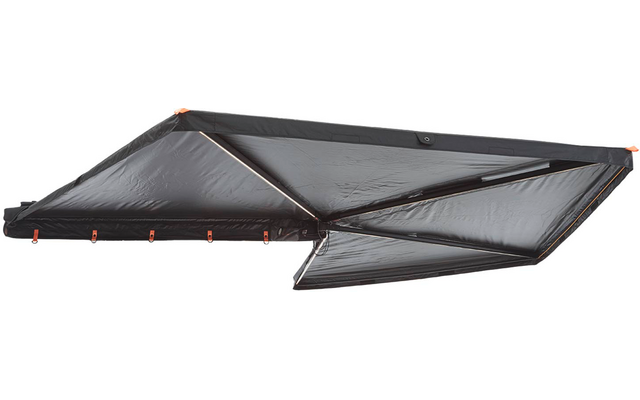 Ausgefahrenes dunkelgraues Stofftuch mit sichtbaren Metallarmen und orangefarbenen Endkappen