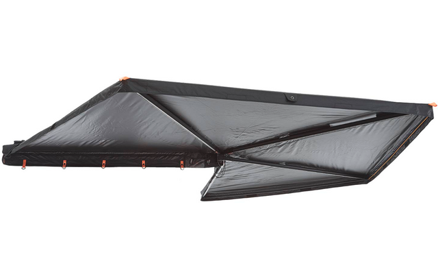 Graues, dreieckiges, gefaltetes Textil mit schwarzem Saum, überlappenden Paneelen und mehreren orangefarbenen Schlaufen entlang einer Kante; sichtbare Nähte