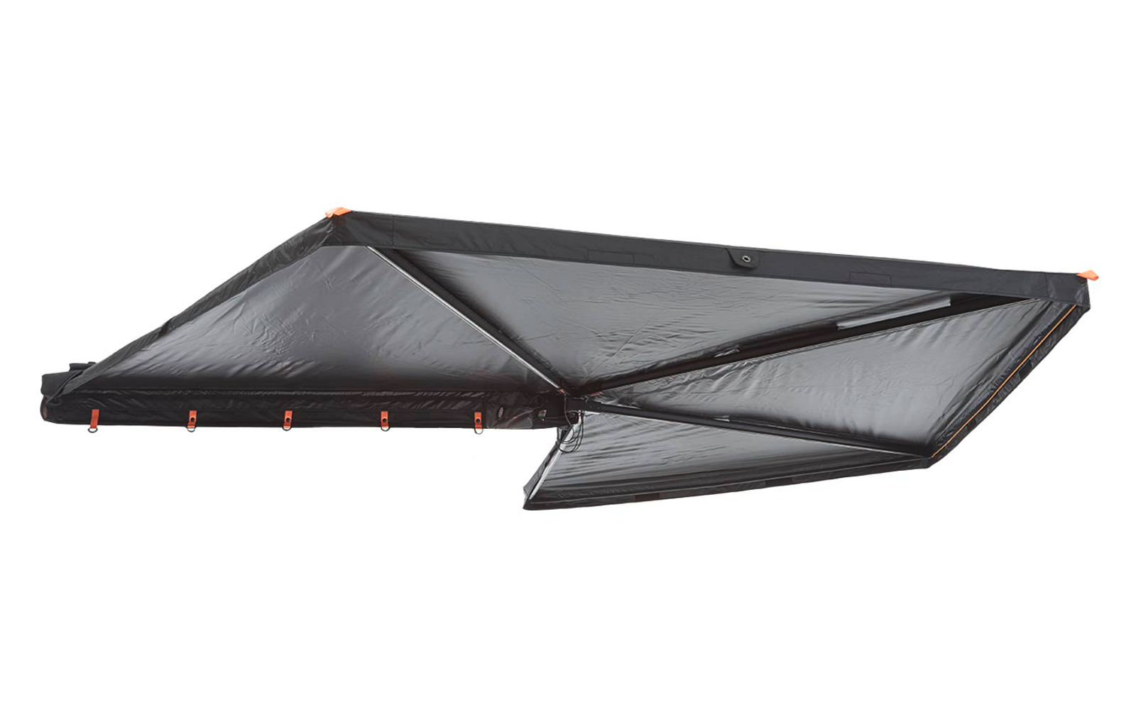 Graues, dreieckiges, gefaltetes Textil mit schwarzem Saum, überlappenden Paneelen und mehreren orangefarbenen Schlaufen entlang einer Kante; sichtbare Nähte