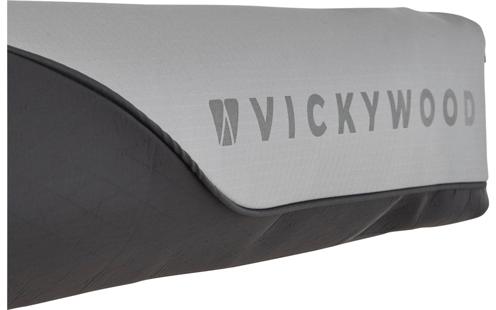 Nahaufnahme einer Matratzenkante mit weißer Oberseite, dunkelgrauer Seitenverkleidung und dem aufgedruckten Schriftzug 'VICKYWOOD'