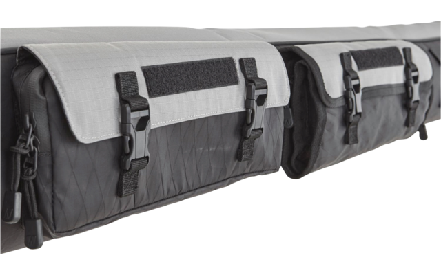 Lange schwarz-graue Stofftasche mit drei aufgesetzten Taschen, Klettstreifen und schwarzen Steckverschlüssen