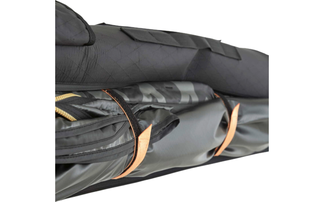 Gefaltetes dunkles, gepolstertes Textil mit orangefarbenen Laschen und Reißverschlüssen; innen sichtbares Tarnmuster