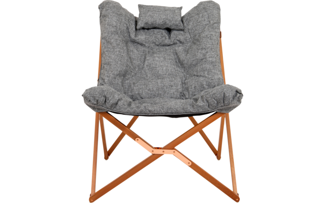 Grauer, gepolsterter Sessel mit kleinem Kopfkissen und gekreuzten Holzbeinen