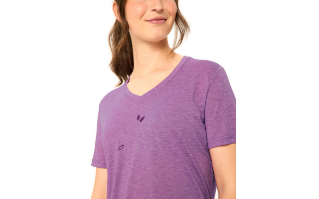 Oberkörper einer Frau mit zusammengebundenen braunen Haaren, sie trägt ein violettes V-Ausschnitt-T-Shirt mit dezentem Linienmotiv einer Blume, weißer Hintergrund