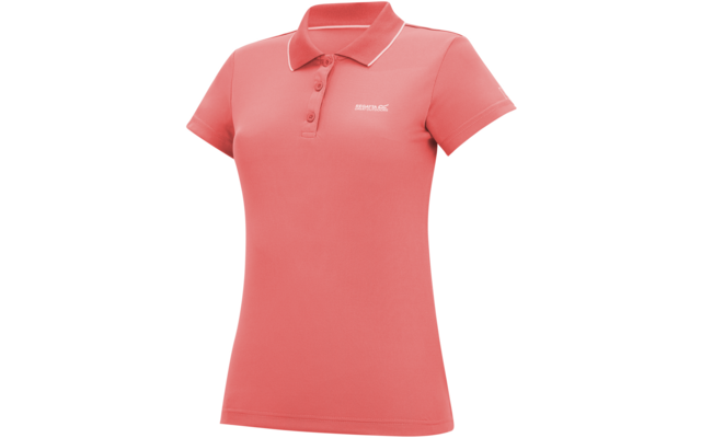 Rosafarbenes Poloshirt mit kurzen Ärmeln, Knopfleiste mit drei Knöpfen, weißer Paspel am Kragen und kleinem weißen Logo auf der linken Brust vor weißem Hintergrund