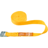 Aufgerollter gelber Spanngurt mit Metallschloss auf weißem Hintergrund