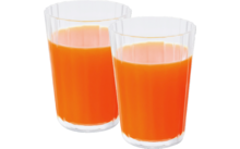 Zwei Gläser mit orangefarbenem Saft