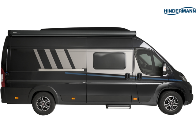 Vista laterale di un furgone nero con tetto rialzato, due finestrini laterali, una porta scorrevole, strisce diagonali grigie sul fianco, un gradino sotto la porta, due ruote visibili, logo HINDERMANN in alto a destra