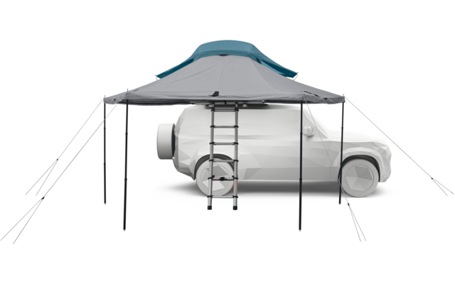 Weißes SUV mit aufgesetztem Dachzelt, ausklappbare Leiter zum Zelt, davor graues Sonnendach mit vier Stangen und Abspannleinen, Zeltoberseite türkis