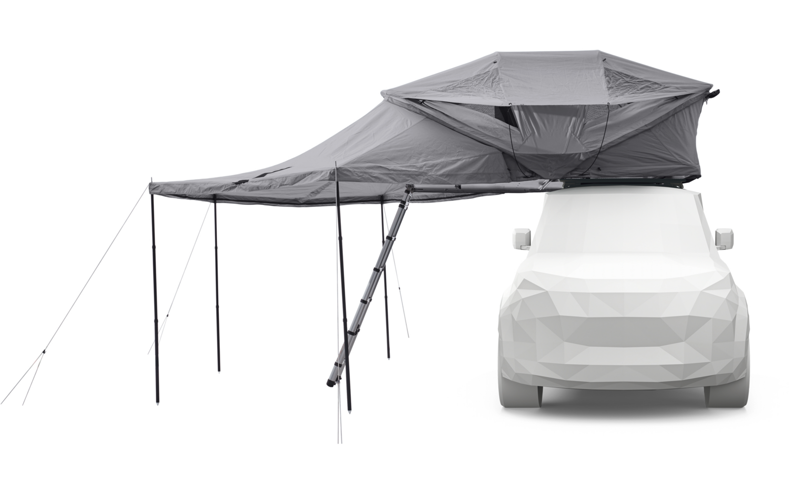 Weißes Auto mit aufgeklapptem Dachzelt, ausgefahrenem Vorzelt, Leiter, Stützbeinen und Abspannleinen